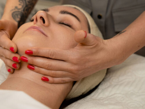 Individuali veido procedūra: drėkinanti/stangrinanti/atstatanti (60 min.) su poilsiu baseino ir pirčių erdvėje 2 val.